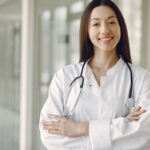 medica-com-estetoscopio-corredor-clinica