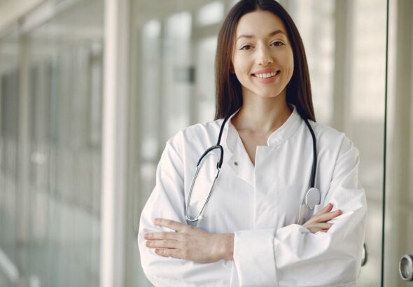 medica-com-estetoscopio-corredor-clinica