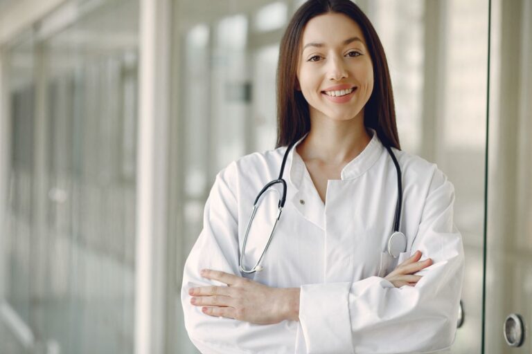 medica-com-estetoscopio-corredor-clinica