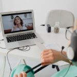 Médica realizando consulta online por telemedicina para emissão de atestado médico digital