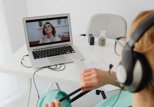 Médica realizando consulta online por telemedicina para emissão de atestado médico digital