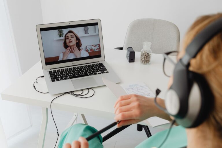 Médica realizando consulta online por telemedicina para emissão de atestado médico digital